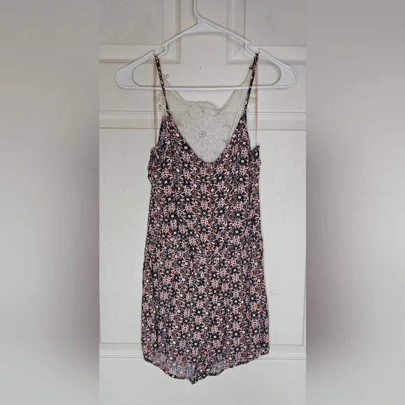 Rue21 Floral Romper Crochet Lace Back Spaghetti Straps - Size Medium - Picture 1 of 3